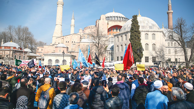 Ayasofya önünde düzenlenen eylemde açılan döviz ve pankartlar Müslümanlara yönelik haçlı terör saldırısını gerçekleştiren teröriste cevap niteliğindeydi.