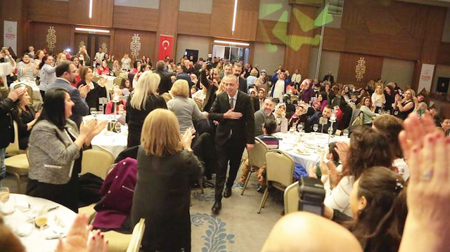 Battal İlgezdi düzenlediği etkinlikte vatandaşı selamlıyor.