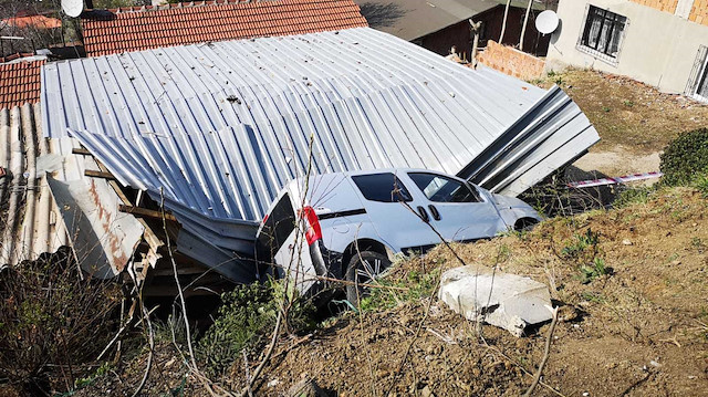 Otomobil kontrolden çıkaran evin çatısına uçtu.