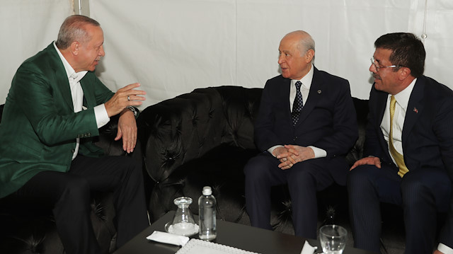 Cumhurbaşkanı Erdoğan, MHP lideri Bahçeli ile miting öncesi sohbet etti.