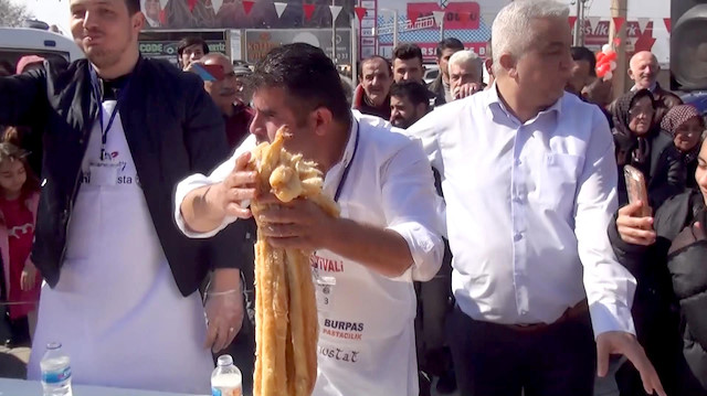 10 dakikada 10 metrelik börek yedi