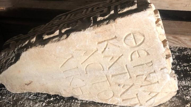 Satışa çıkarılan tarihi yapıya ait mimari parça.