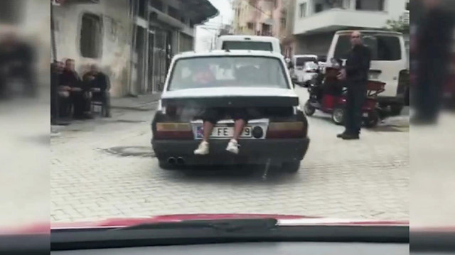 Bagajdan sarkan bir çift bacak görenleri korkuttu