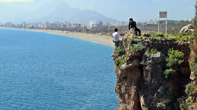 'Keyfinden' falezlere çıkan genci Komiser Cemre ikna etti