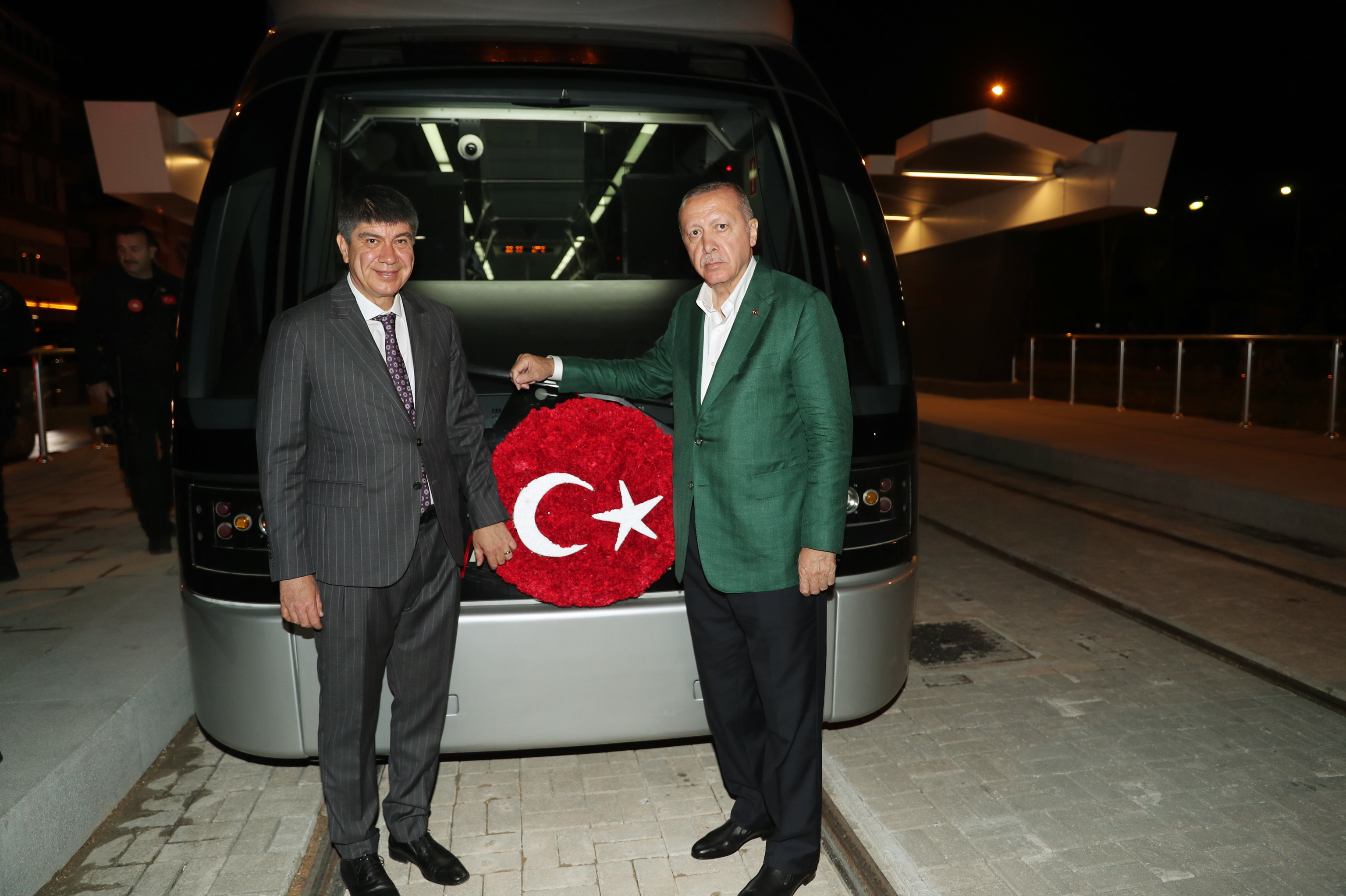 (صور) أردوغان يقود الترام واي بأول رحلة له