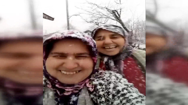 Karın tuttuğunu gören teyzelerin heyecanı gülümsetti
