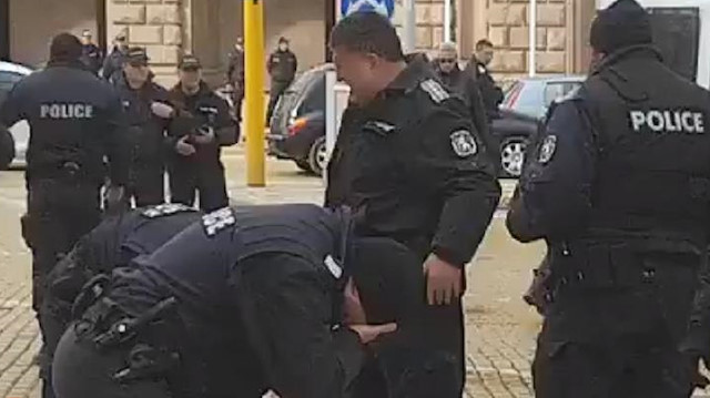 Bulgaristan polisi biber gazını kendine sıktı