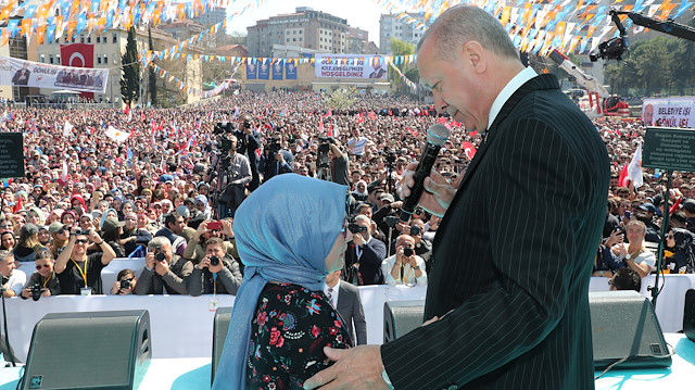 Erdoğan'ın sahneye çağırdığı Şevval gözyaşlarına hakim olamadı