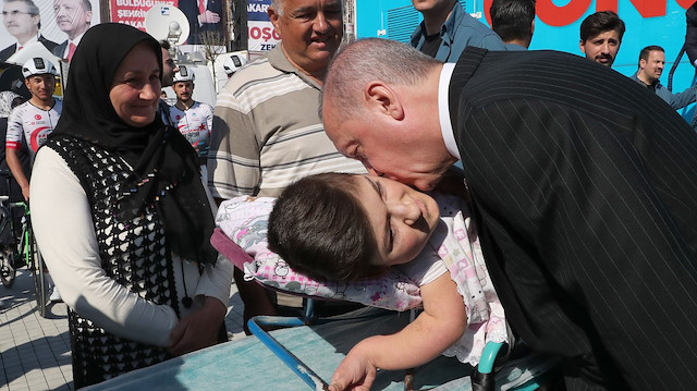 Erdoğan Sakarya mitingi öncesi engelli gençle yakından ilgilendi
