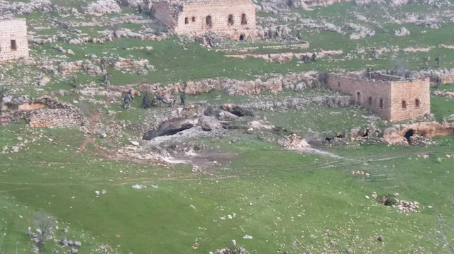 Güvenlik güçleri, teröristlerin sığınak olarak kullandığı mağaraya operasyon düzenledi.