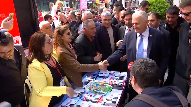 Binali Yıldırım Avcılar'da diğer parti seçim çadırlarına da uğradı