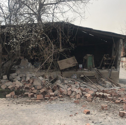 Denizlideki deprem binalarda hasara neden oldu