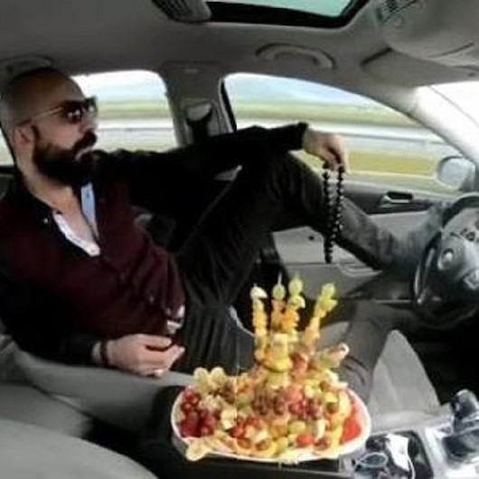 Ayağıyla otomobil kullanıp meyve yiyen sürücünün cezası belli oldu