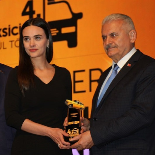 Ünlüler ödüllerini Binali Yıldırımın elinden aldı