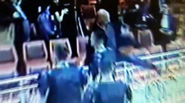 Barikatı aşıp mahkeme heyetini tehdit etti