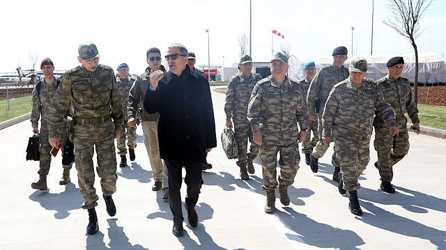 DefMin inspects troops along Syria border