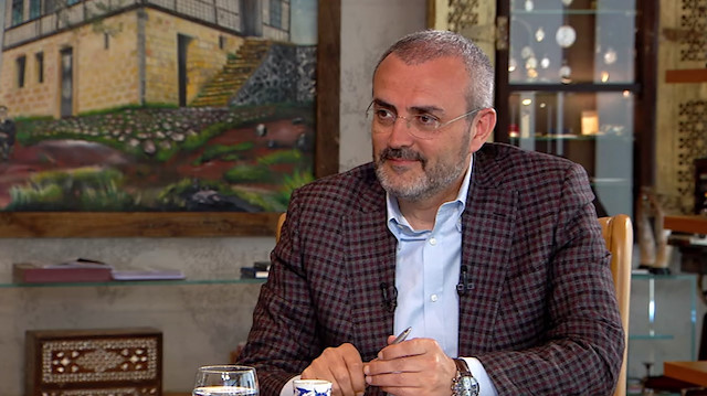 Mahir Ünal kendi yazdığı 'Bir Ömre Zeyl' şiirini okudu