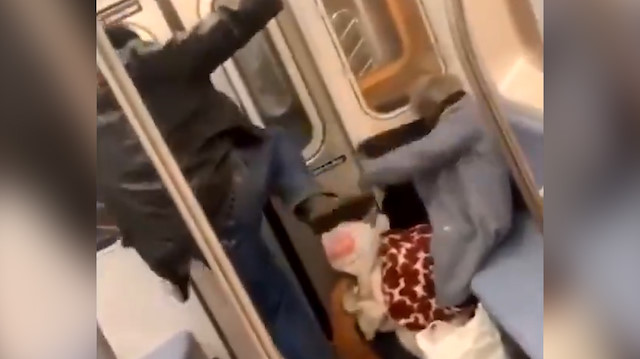 Yaşlı kadını defalarca tekmeleyen adamı kimse engellemedi