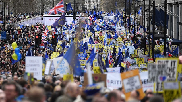 Brexit için referandum isteyenler sokakları doldurdu