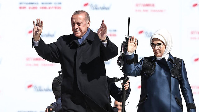 Yüzbinler Erdoğan'ı 'Bizimkisi Bir Aşk Hikayesi' ile karşıladı