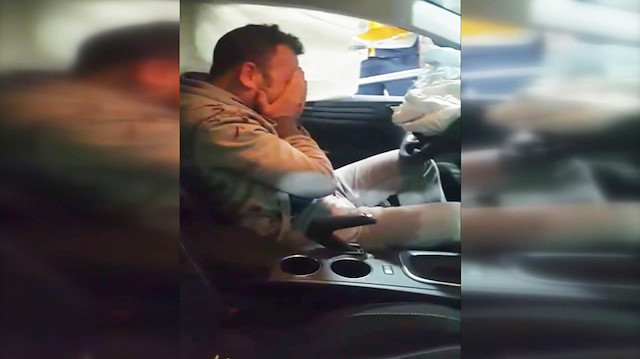 Otomobilde sıkışan alkollü sürücü sinir krizi geçirdi