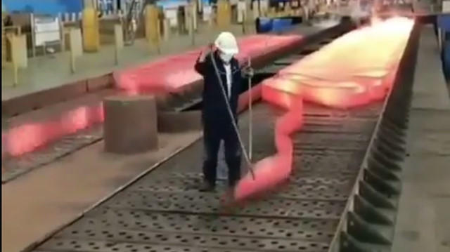 Kızgın çeliği rulo haline getirdiler