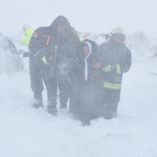 Van-Hakkari karayolunda çığ düştü: 16 kişi soğuktan etkilendi