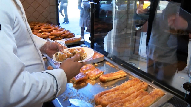İstiklal Marşı'nı okuyana ücretsiz börek