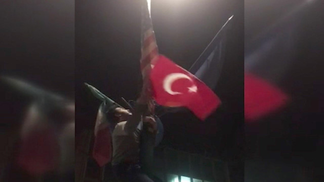 Ermenilerin indirdiği bayrağı Türkler göndere çekti