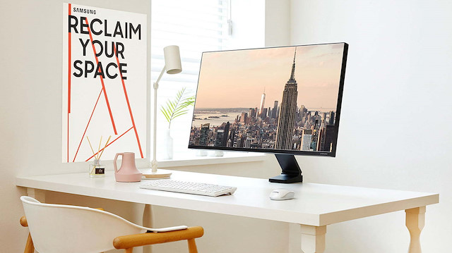 Çerçevesiz tasarımıyla geleceği günümüze taşıyan Samsung Space Monitor, estetik görünümünün yanı sıra özellik bakımından zengin ve yüksek performanslı bir monitör özelliği taşıyor.