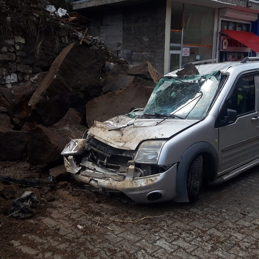 Dev kayalar araçları hurdaya çevirdi