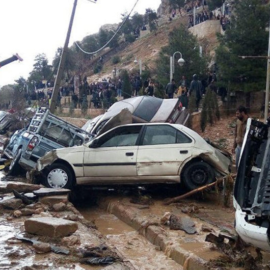 İranda şehirler sular altında kaldı