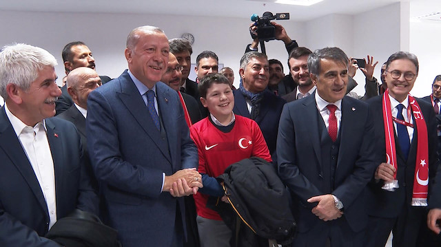 Erdoğan galibiyetin ardından Milli Takım soyunma odasına indi