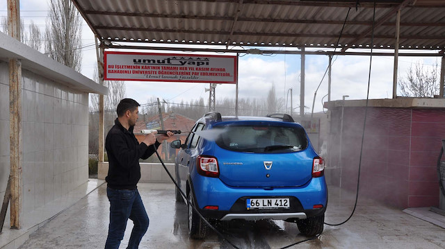 Oto yıkamacının tüm geliri öğrencilere gidiyor