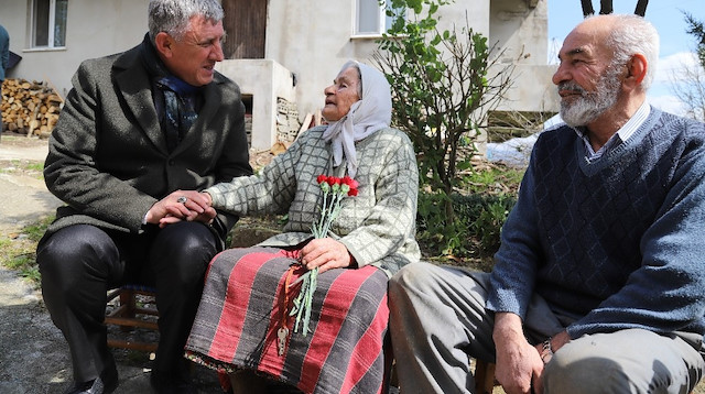 Trabzonlu nineden Erdoğana dua: Allah onun askerlerini kuş gibi gezdirsin
