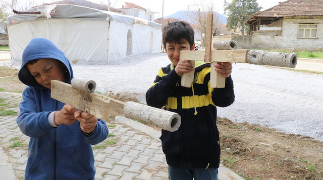 Oyuncakları enkaz altında kalan minikler, kendi oyuncaklarını yaptı