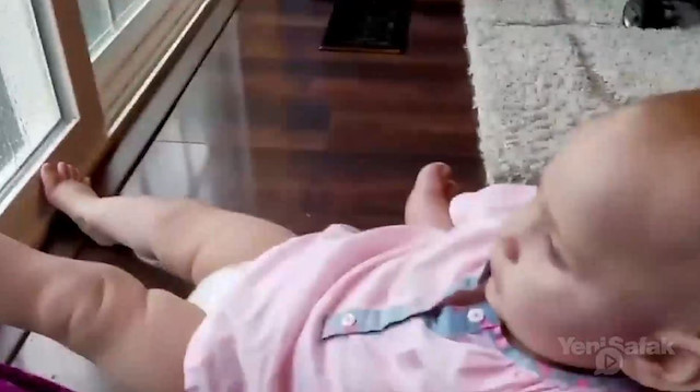 Babasının şakası minik çocuğu korkuttu