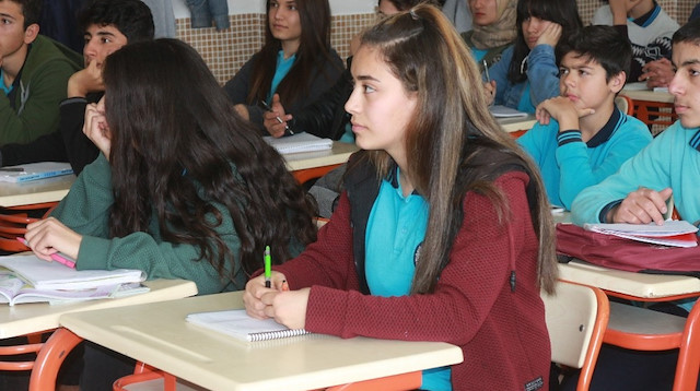 İki eliyle aynı anda yazı yazabiliyor