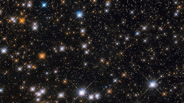 Bilinen en zengin ve kompakt yıldız kümelerinden biri olan Messier 11'in yaklaşık 220 milyon yaşında olduğu ve 2 bin 900 yıldıza ev sahipliği yaptığı tahmin ediliyor.
