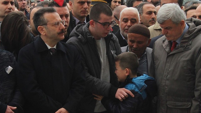 Necmeddin Hocanın oğlu babasını gözyaşlarıyla uğurladı