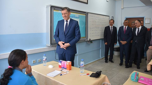 Milli Eğitim Bakanı Selçuk bir öğrenciyle İngilizce konuştu