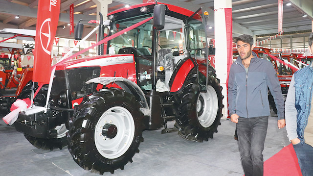 TÜMOSAN markasına ait 9115 model traktör.