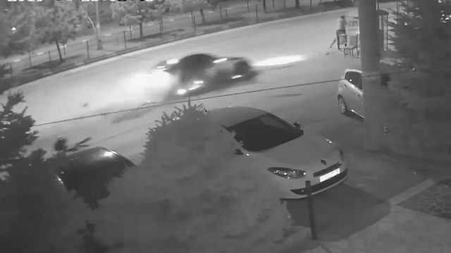 Kontrolden çıkan otomobil durağa girdi