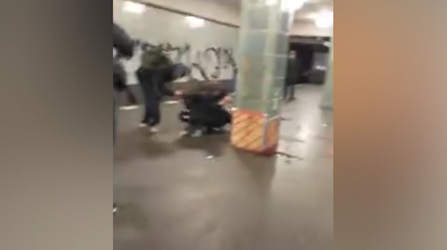 Berlin Metrosunda evsiz adama bıçaklı saldırı kamerada