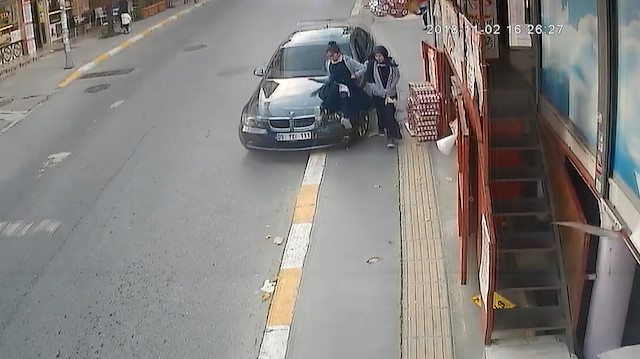Kız öğrenciye çarpıp arkasına bile bakmadan kaçtı