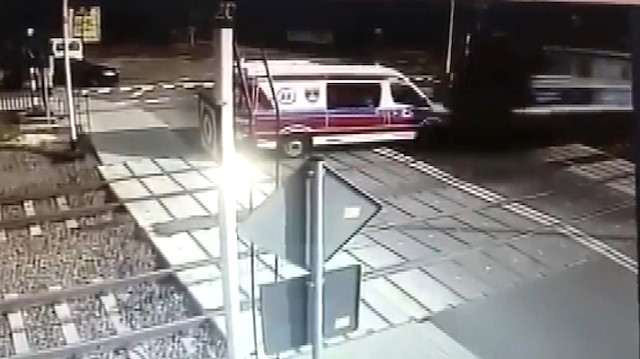 Tren, lastiği raylara takılan ambulansı biçti: 2 ölü