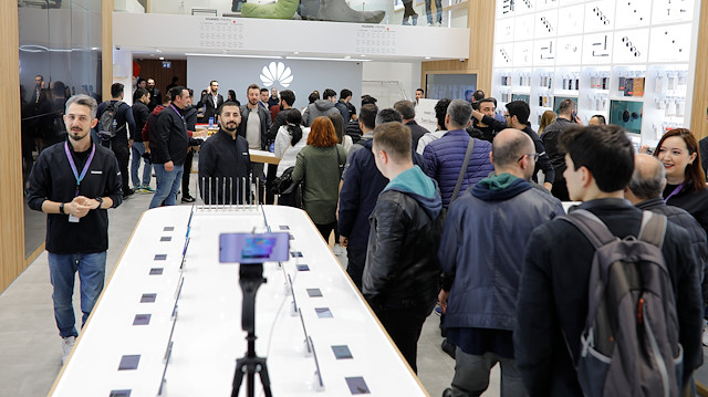 Huawei'nin İstanbul'daki deneyim mağazası açılışında büyük ilgi gördü.