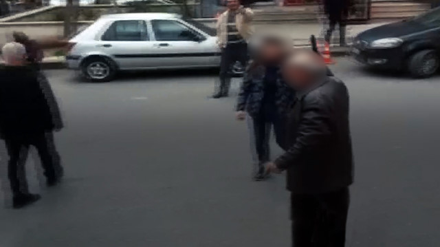 Silah çeken babayı kızı böyle ikna etti