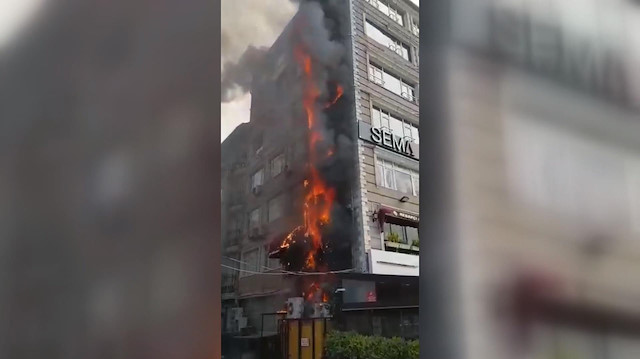 Fatihte restoran bacasında yangın