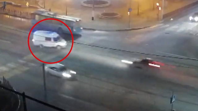 Çarptığı ambulansı havaya kaldırdı